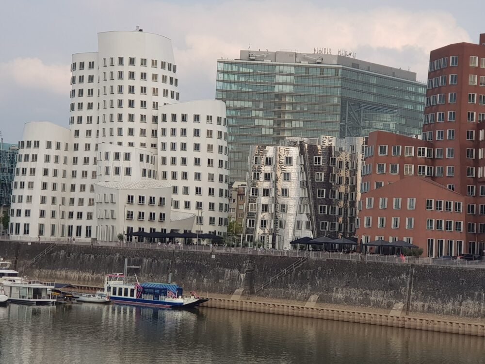 hochhäuser am fluss