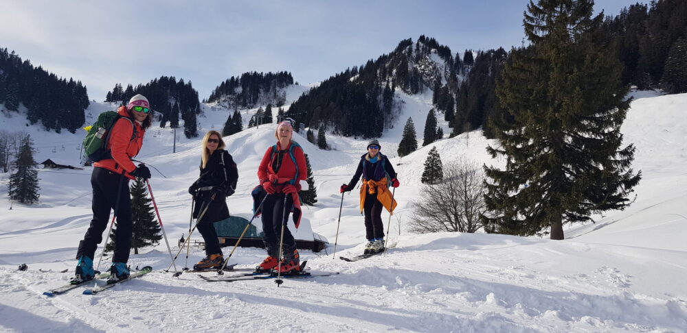 skifahrer skifahrer im schnee