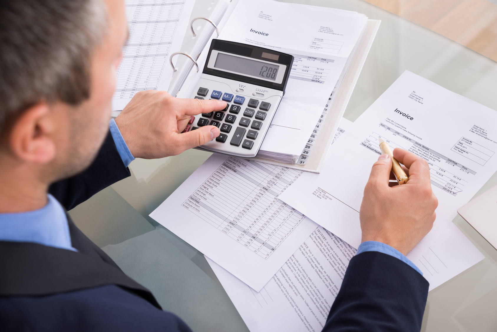 Businessman Doing Calculating Mann mit Rechner