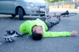 fahrradunfall mann liegt am boden