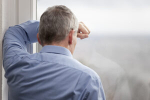 mann am fenster nachdenklich