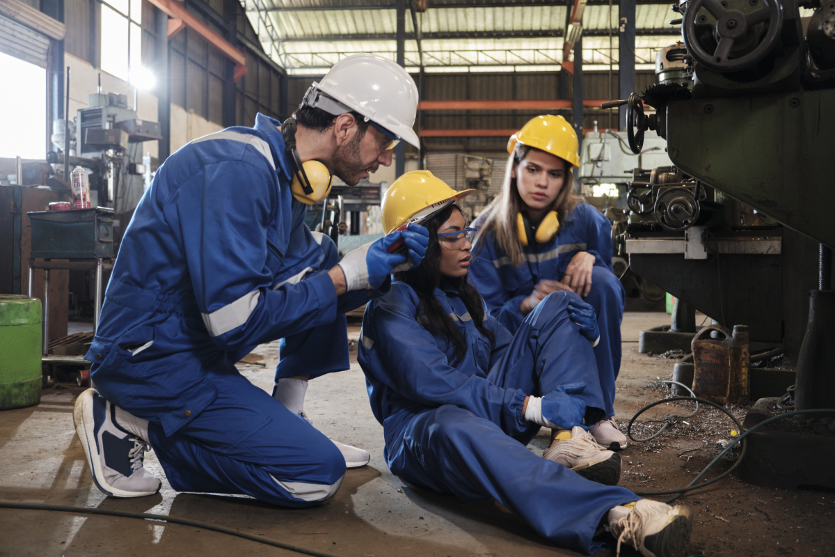 fabrikarbeiter 3 Arbeiter bei Maschine reparieren Schaden an Maschine. Produkthaftpflichtversicherung