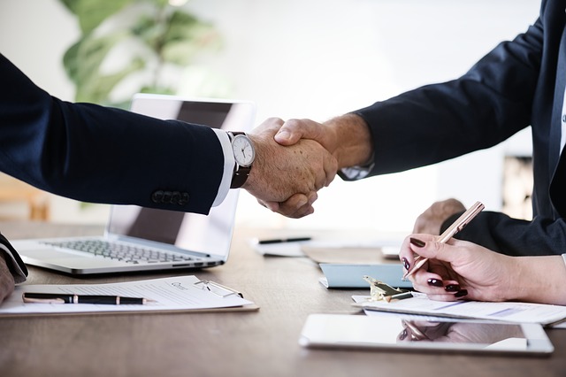 Handshake geschäftsleute