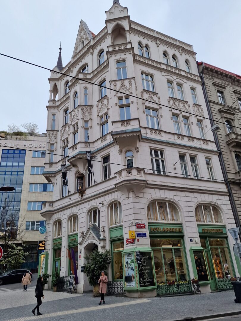 Altbau Prag Altbau mit Geschäft