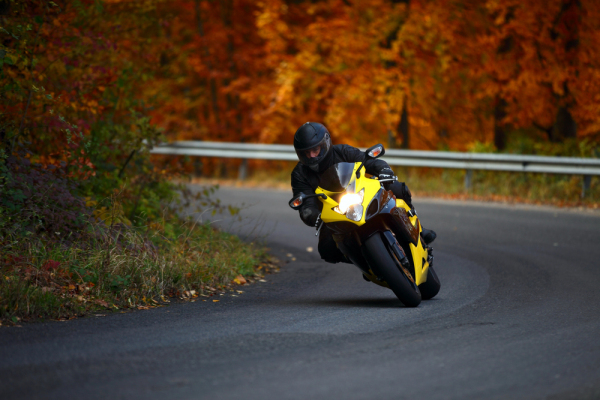 Motorradfahrer fährt in der Kurve