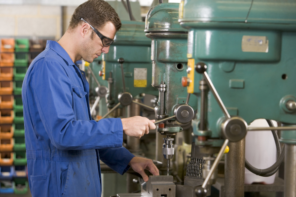 Arbeiter an der Fertigungsanlage